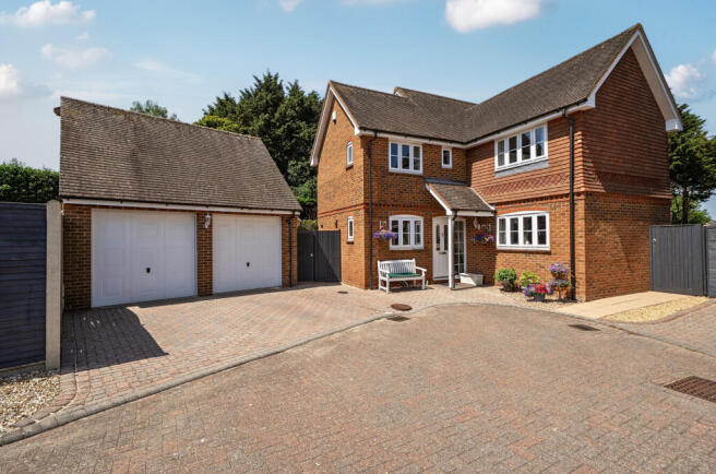 4 bed property, in The Green, £795,000