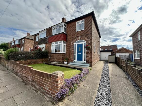 3 bed property, in Greenleafe Avenue, £240,000