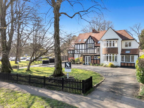 4 bed property, in Parkside Residence, £1,050,000
