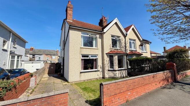 4 bed property, in Bryniau Road, £299,950