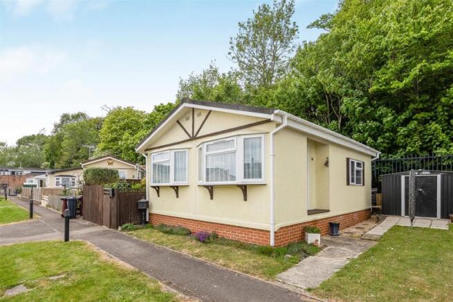 2 bed property, in Peppard Road, £169,950
