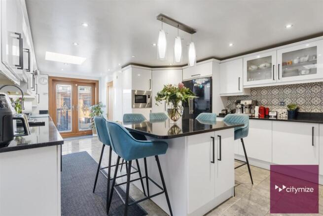 3 bed property, in Prestbury Road, £550,000