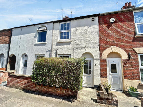 2 bed property, in Bells Road, £125,000