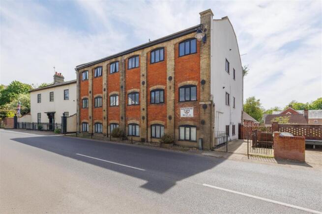 2 bed property, in Quay Street, £140,000