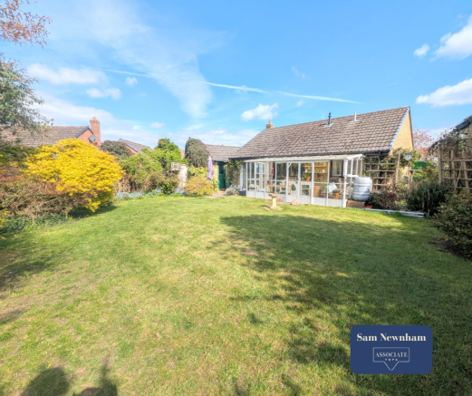 2 bed property, in Fieldfare Road, £320,000