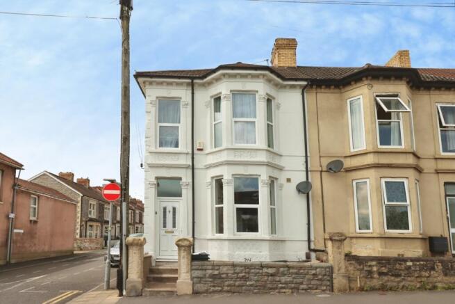 2 bed property, in Hanham Road, £220,000