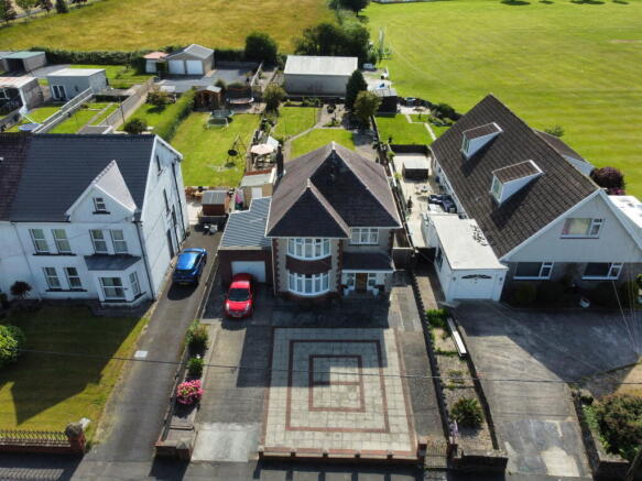 3 bed property, in Tyn Y Bonau Road, £400,000