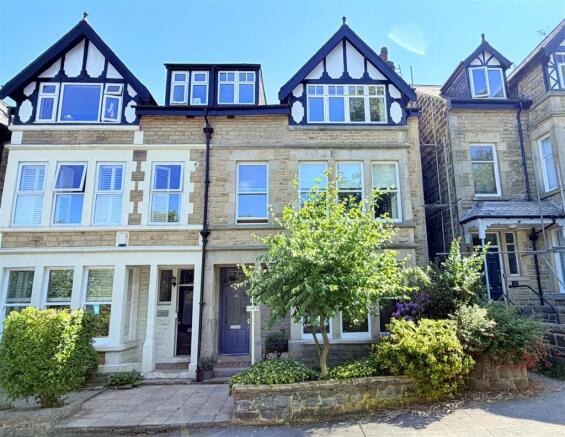 2 bed property, in Harlow Moor Drive, £275,000
