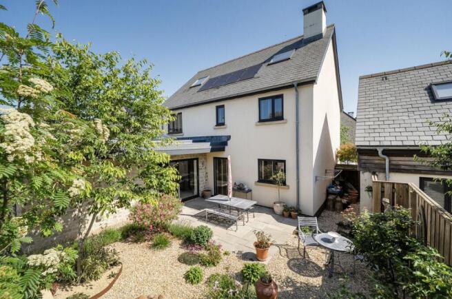 5 bed property, in Orchard Court, £625,000