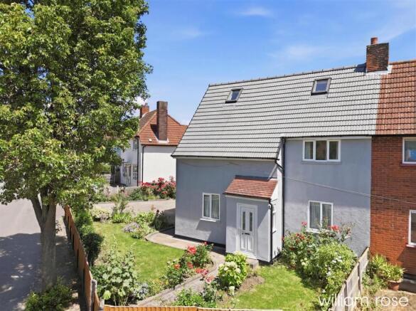 5 bed property, in Theydon Grove, £750,000