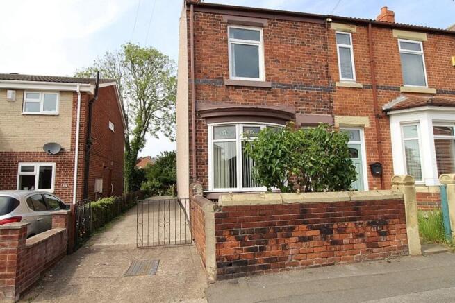 2 bed property, in Main Street, £120,000