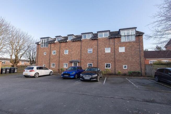 1 bed property, in Monyhull Hall Road, £105,000