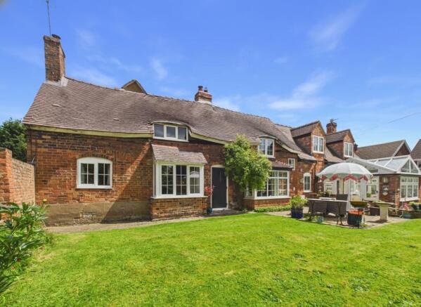 5 bed property, in Norton Hill, £645,000