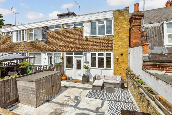 2 bed property, in Stephen Close, £200,000