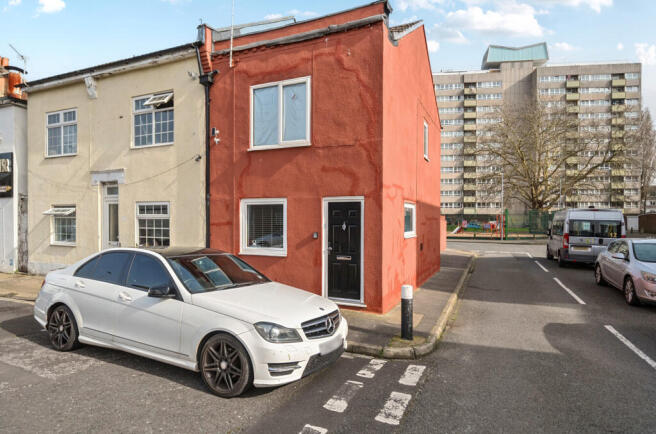 2 bed property, in Baker Street, £199,950