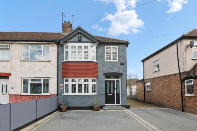 5 bed property, in Botwell Lane, £850,000