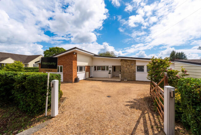 4 bed property, in Wood End Green, £1,150,000