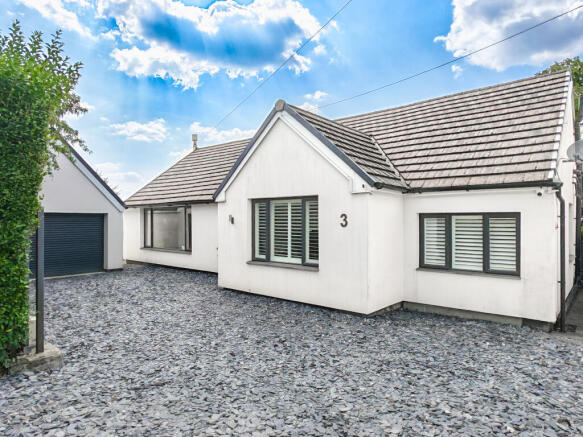 4 bed property, in Woodlands Close, £849,000