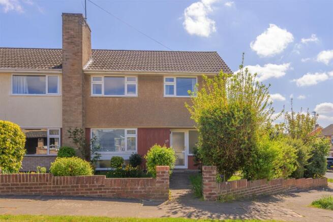 3 bed property, in Sherwood Drive, £230,000