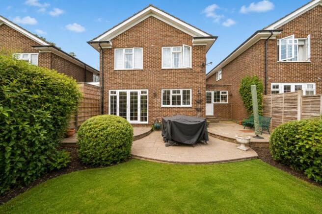 4 bed property, in Greenbanks Gardens, £400,000