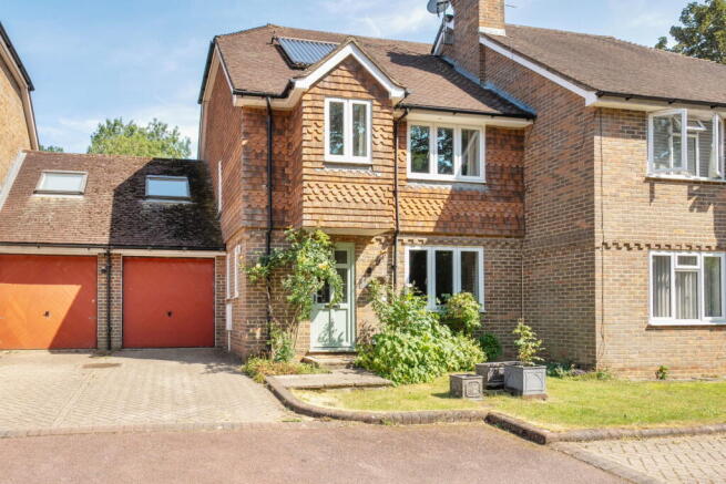 4 bed property, in Mill Stream Close, £475,000