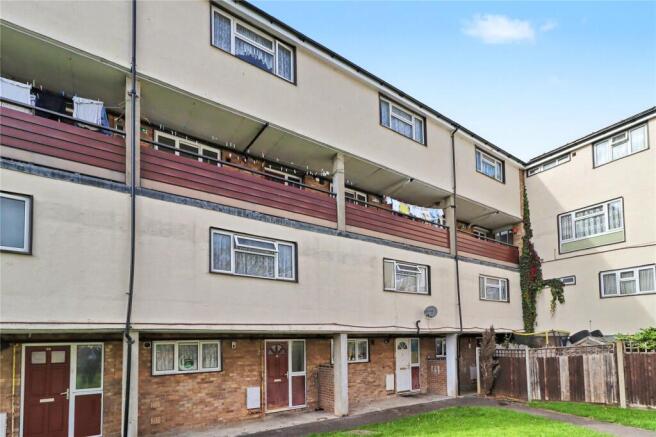2 bed property, in Woking, £215,000