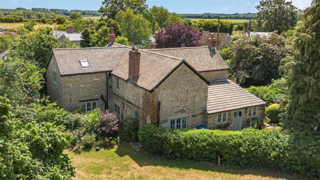 4 bed property, in Juniper Hill, £975,000