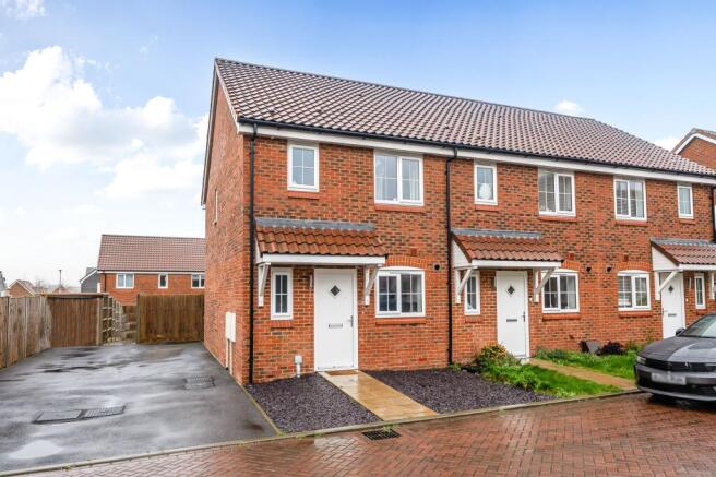 2 bed property, in Magnolia Close, £310,000