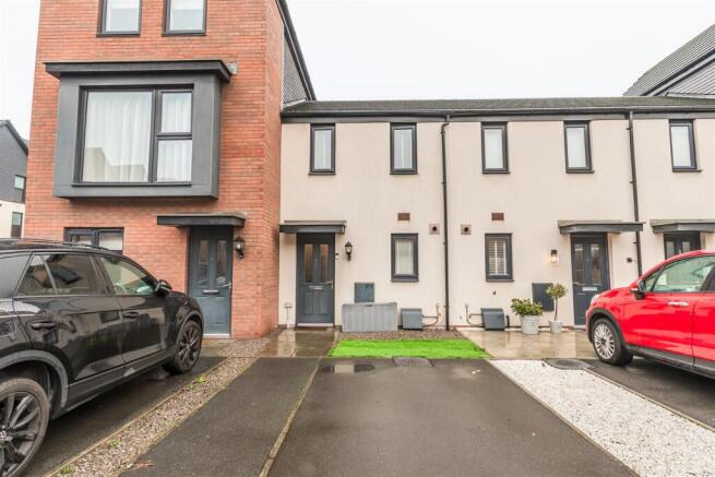 2 bed property, in Ffordd Penrhyn, £225,000