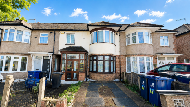 1 bed property, in Birkbeck Avenue, £320,000