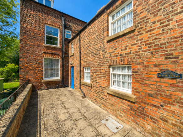 2 bed property, in Whitby, £175,000
