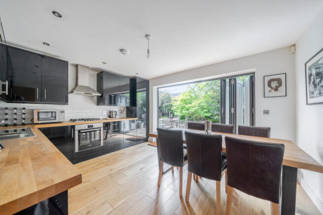3 bed property, in Holmes Grove, £695,000