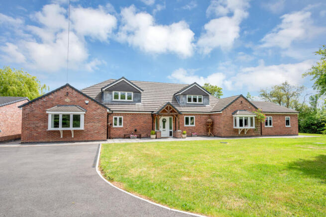 5 bed property, in Fosse Way, £995,000