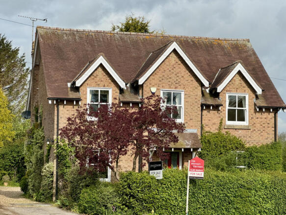4 bed property, in Thorpe, £540,000