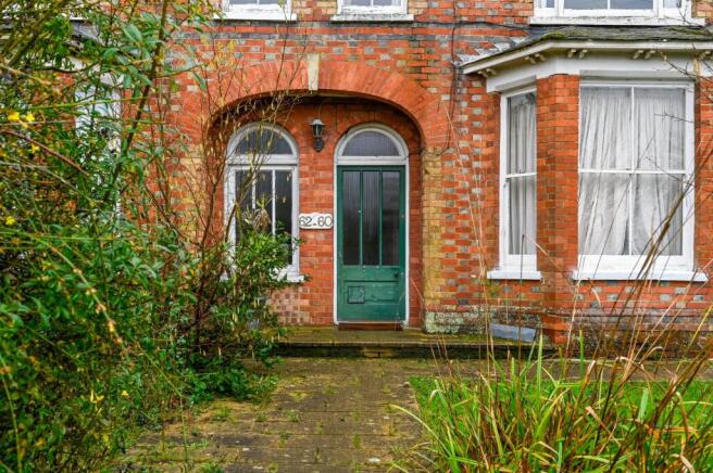 2 bed property, in Ashford Road, £215,000