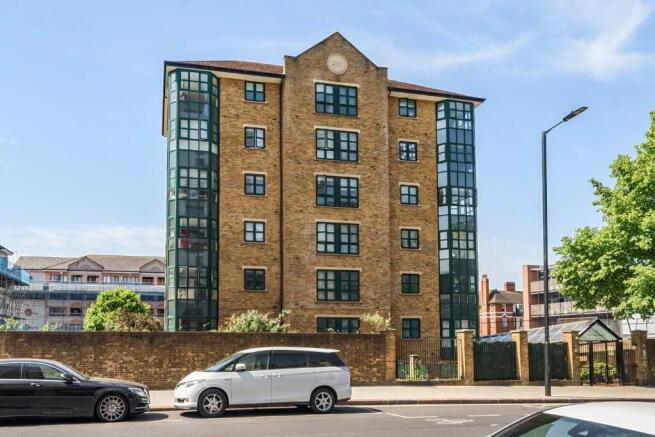 2 bed property, in Lisson Grove, £675,000