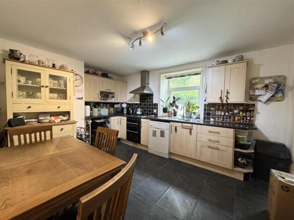 2 bed property, in Dearne Terrace, £180,000
