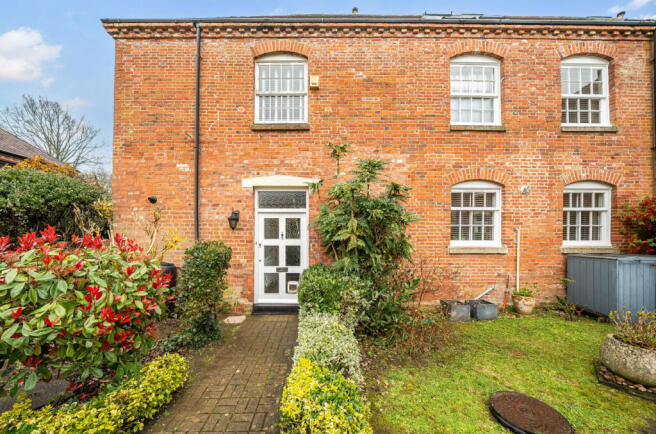 2 bed property, in Strensham Court Mews, £275,000