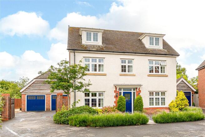 5 bed property, in Brook Gardens, £650,000