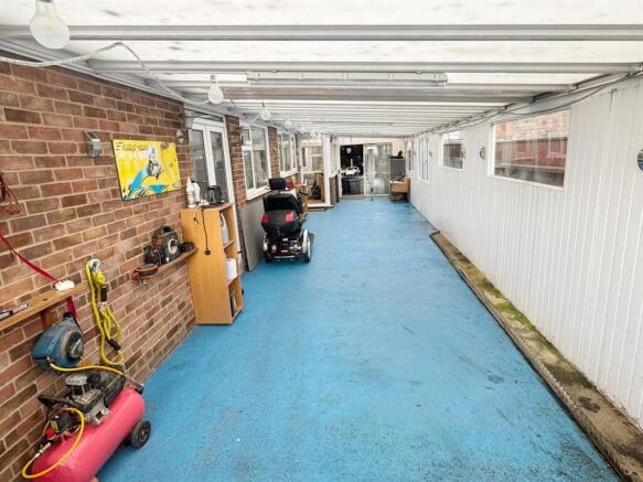 3 bed property, in Woolram Wygate, £280,000