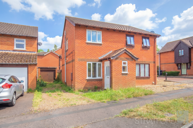 2 bed property, in Admirals Way, £210,000
