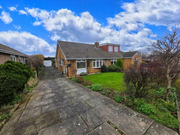 2 bed property, in Byland Way, £220,000
