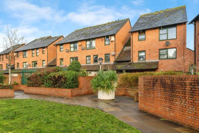 2 bed property, in Charlotte Court, £145,000