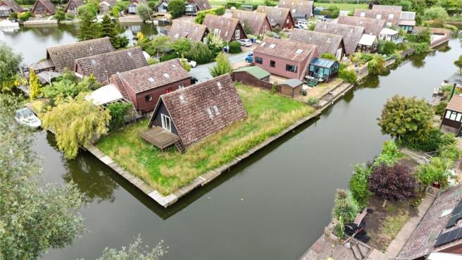 1 bed property, in Isleham Marina, £250,000