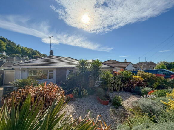 2 bed property, in Peasland Road, £275,000
