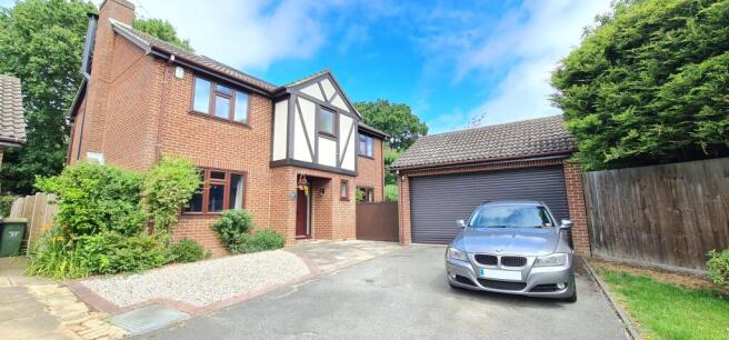 5 bed property, in Wellsfield, £839,950