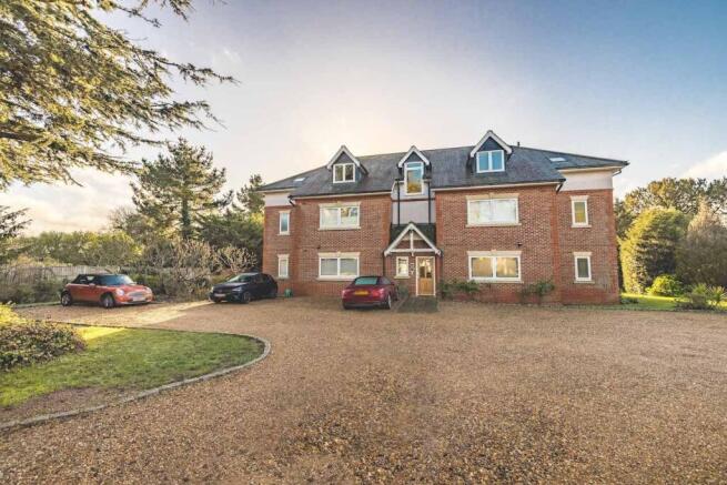 2 bed property, in Lawn Close, £375,000