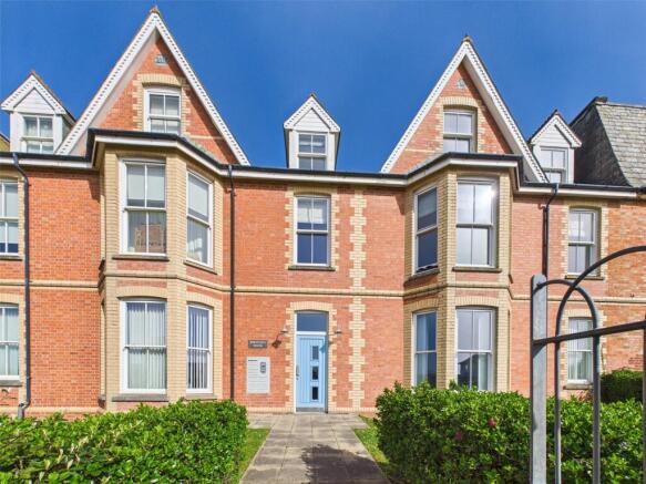 2 bed property, in Summerleaze Crescent, £225,000
