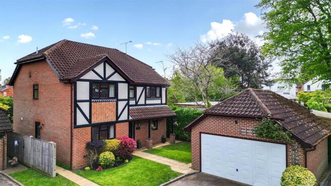 4 bed property, in Windsor Gardens, £800,000