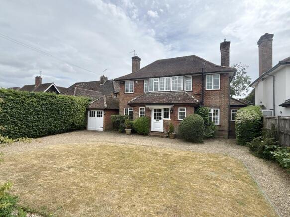 4 bed property, in Elm Close, £950,000